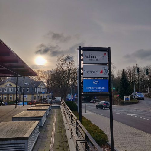 Die Außenwerbung der Physiotherapie Praxis auf der Hauptstraße in Bergisch Gladbach Die Außenwerbung der Physiotherapie Praxis auf der Hauptstraße in Bergisch Gladbach