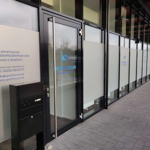 Die Frontseite der Physiotherapie-Praxis Sporthicum - Das Therapiezentrum Die Frontseite der Physiotherapie-Praxis Sporthicum - Das Therapiezentrum