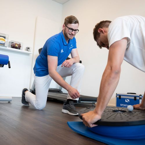 Physiotherapeut Nils Asselborn von SPORTHICUM trainiert Niklas Funke von der HSG Refrath/Hand mit speziellen Schulterübungen
