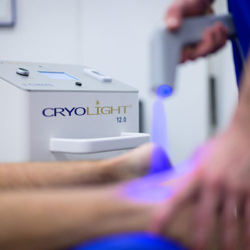 Nils Asselborn, Sporthphysiotherapeut bei der Physiotherapie-Praxis SPORTHICUM in Bergisch Gladbach beim Anwenden der CRYO-Therapie mit Hilfe von CRYOLIGHT Nils Asselborn, Sporthphysiotherapeut bei der Physiotherapie-Praxis SPORTHICUM in Bergisch Gladbach beim Anwenden der CRYO-Therapie mit Hilfe von CRYOLIGHT